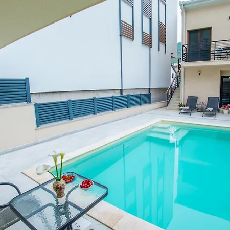Apartments Gallery M And A - With Pool موستار المظهر الخارجي الصورة