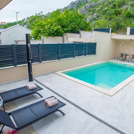 Apartments Gallery M And A - With Pool موستار المظهر الخارجي الصورة
