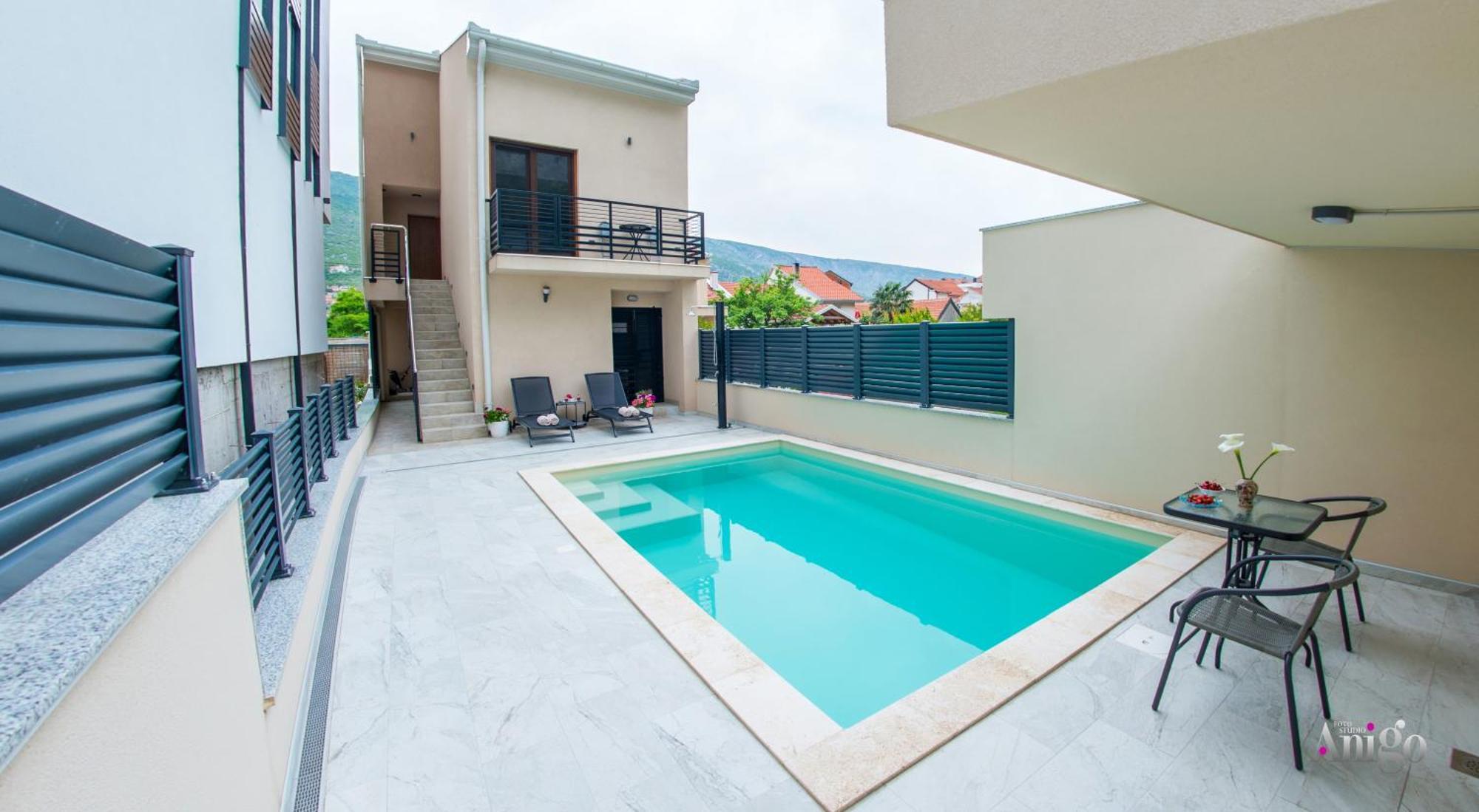 Gallery M And A - With Pool
