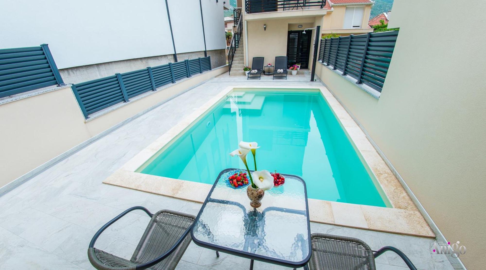 Gallery M And A - With Pool
